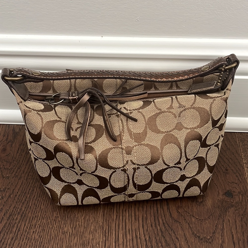 COACH logo bag! Bronze details